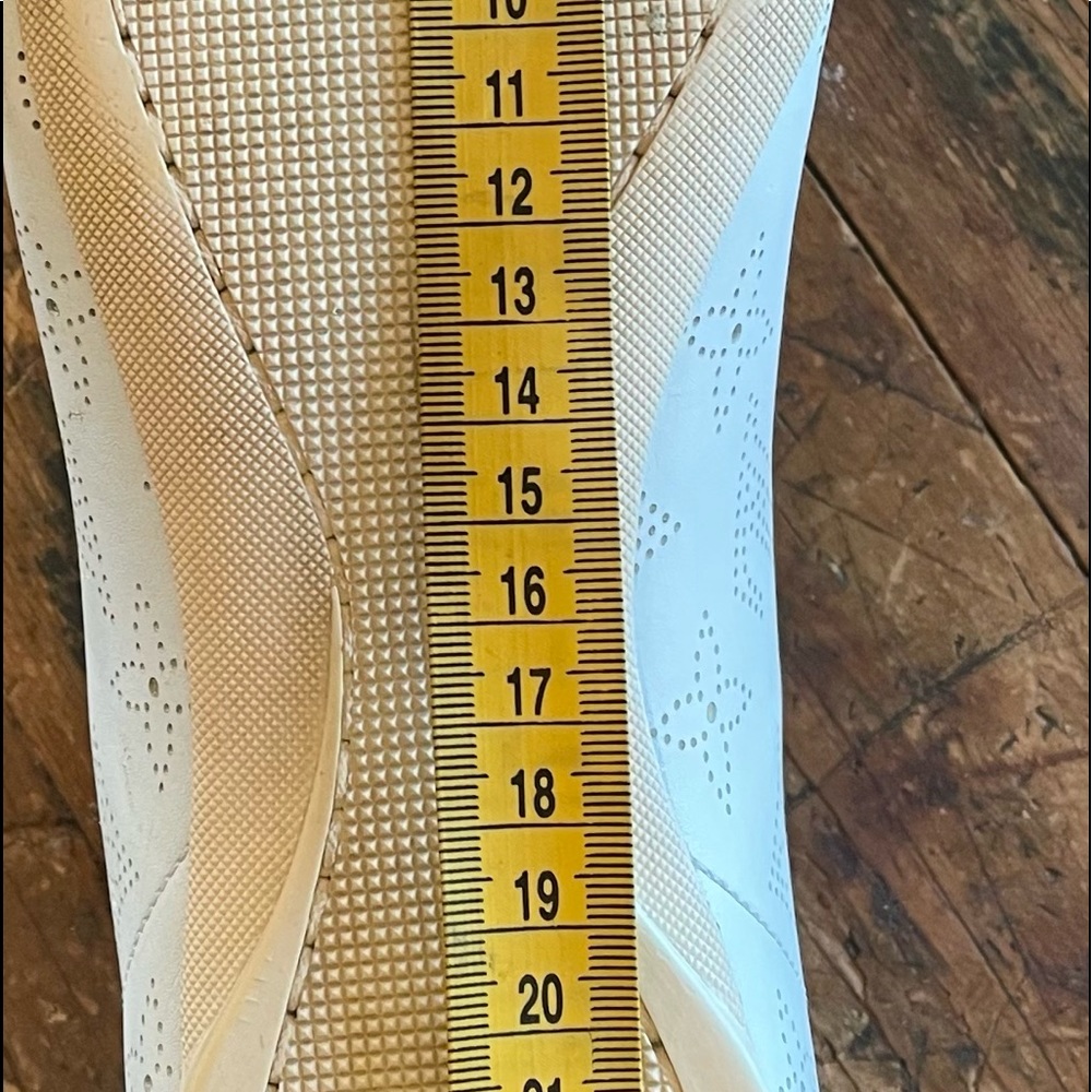 Louis Vuitton LV Monogram White Leather Sneakers. Great condition! Size 39.5 - Picture 9 of 10
